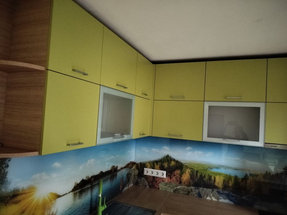 Ъглова кухня с вградени уреди