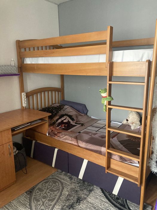 Pat etajat. Lumgime: 2m , lățime: 90cm, înălțime: 1,80 m.