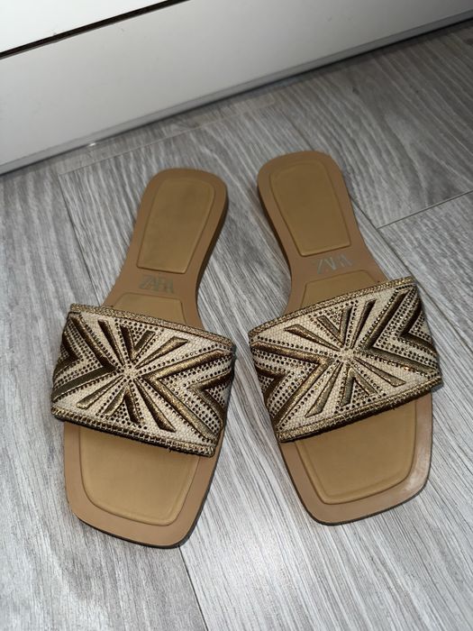 Papuci cu detalii aurii , Zara