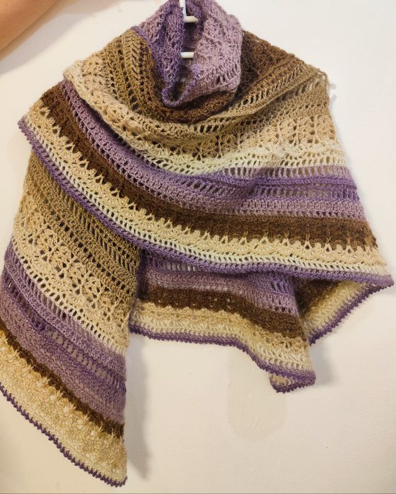 Șal croșetat manual