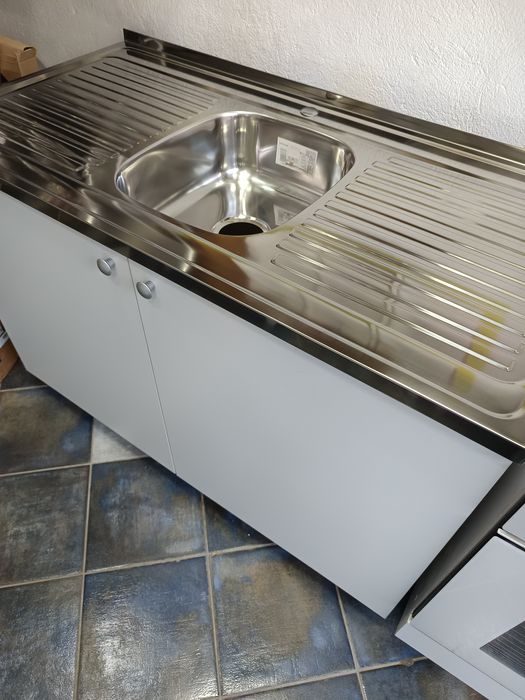 Нов кухненски шкаф с мивка средно корито 120/60 с два плота за кухня