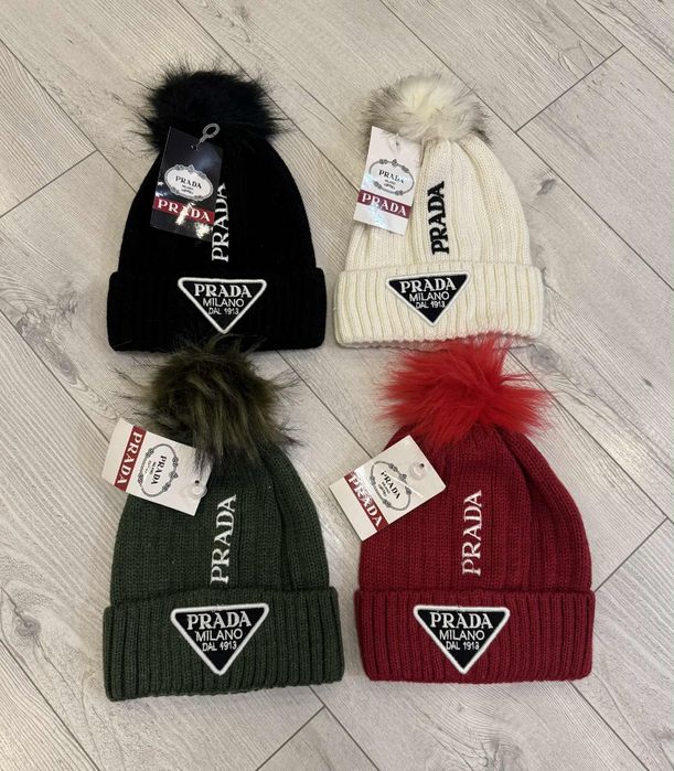 Плетени шапки с пух.