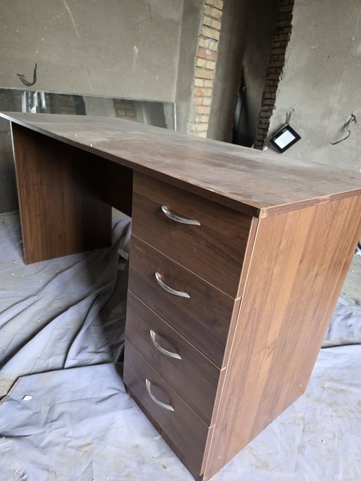 Офисные столы с тумбами и без