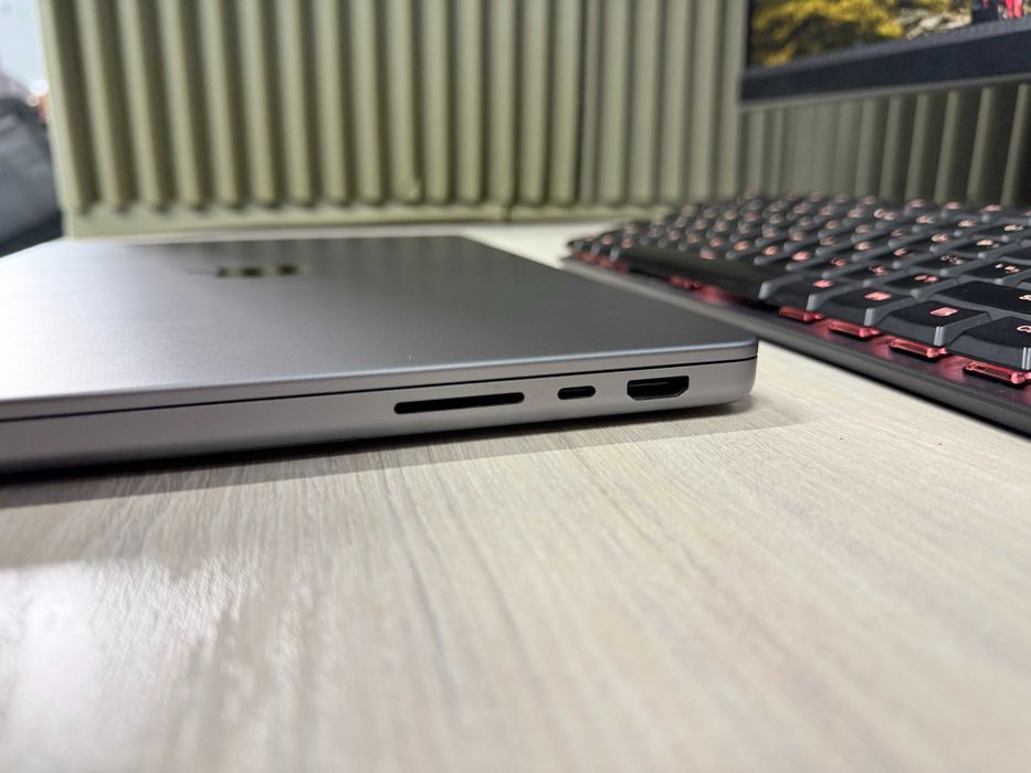 Mackbook Pro M1 Pro chip, 90% battery, 14 dyum display, 16/512 gb