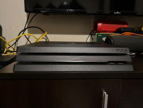 Playstation 4 pro 1 terabyt + джойстик