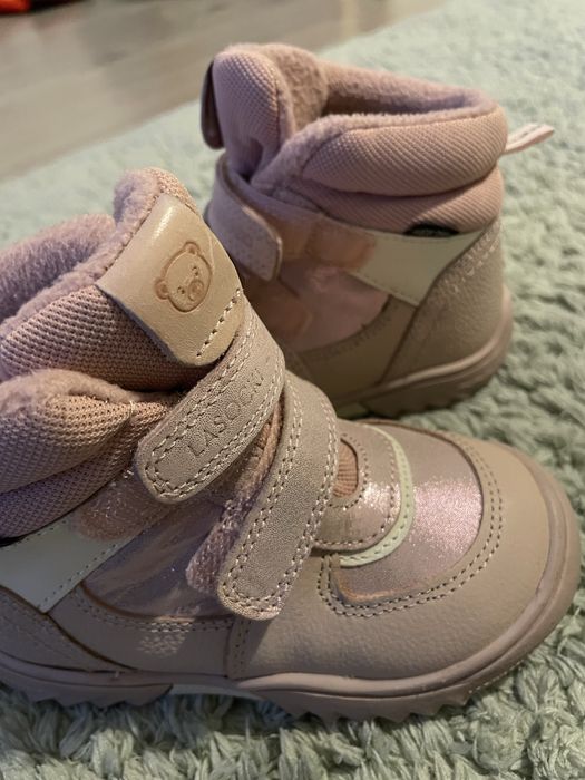 Vand bocanci noi fetite marimea 22-23