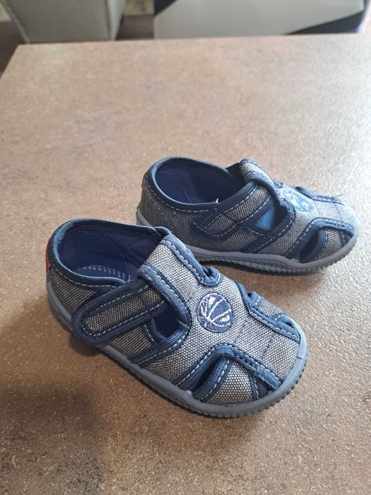 Продавам пантофи НОСЕНИ за момчета 22 размер и 24 размер.