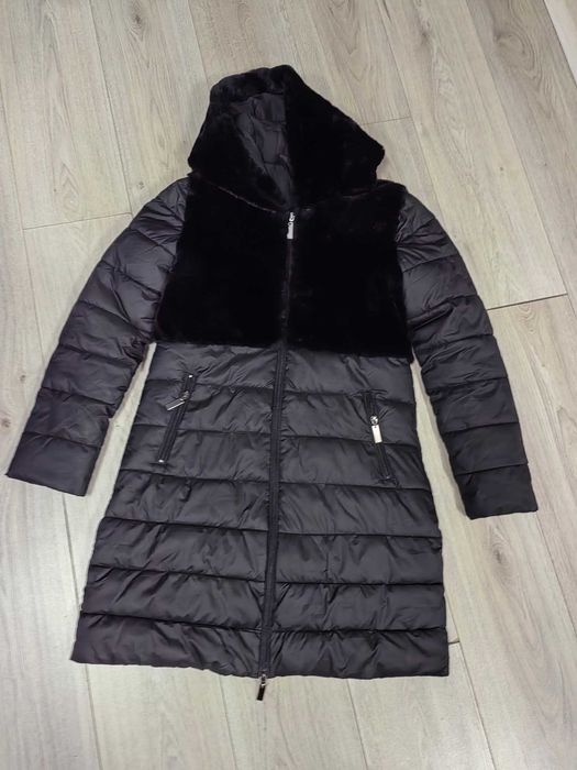 Geaca neagra subțire cu blana exterioara