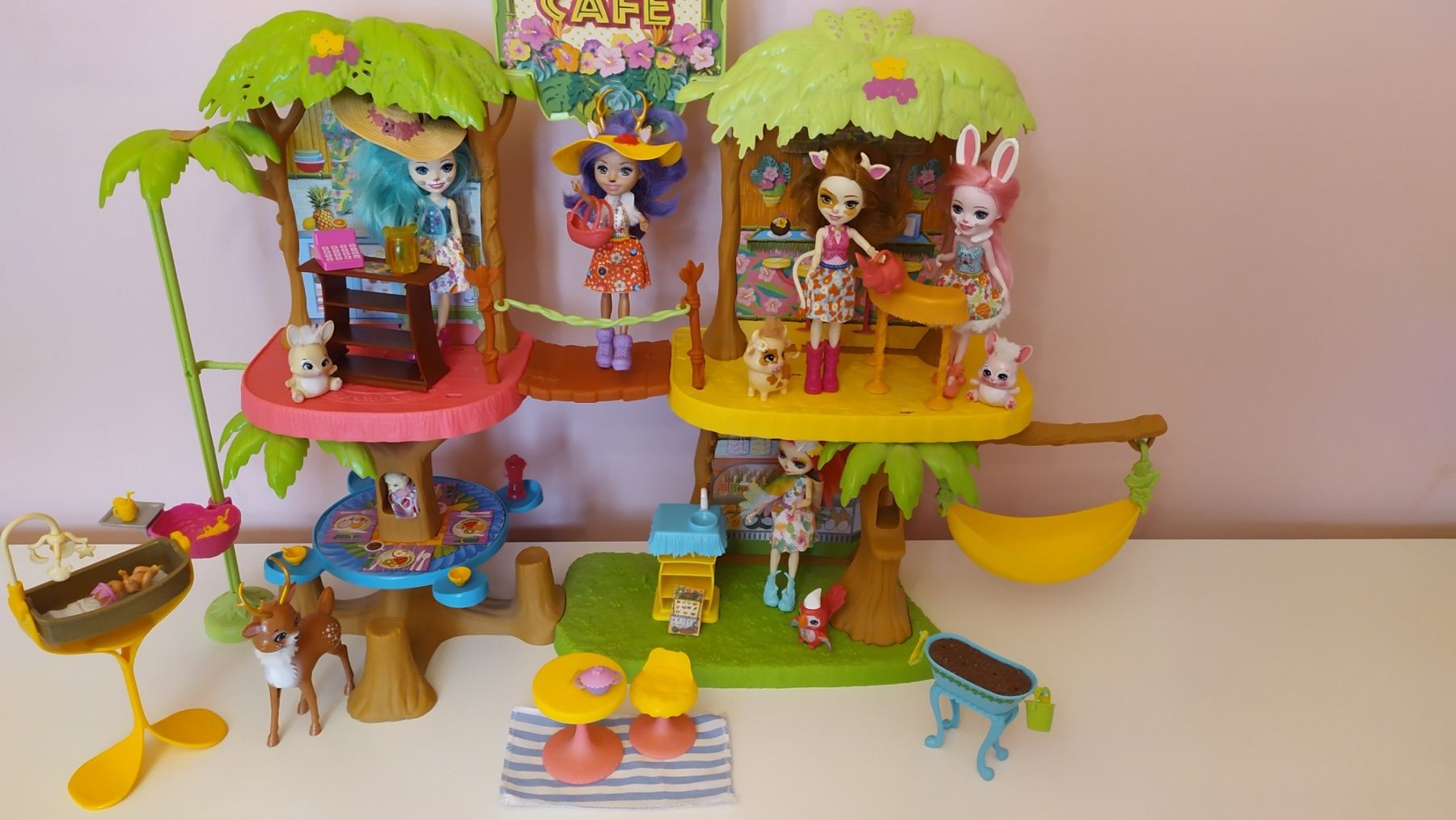 Къща за кукли Enchantimals с 5 кукли и животни