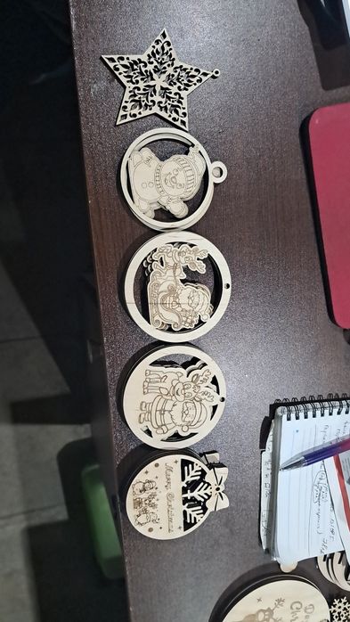 Коледни играчки могат да се оцветят.