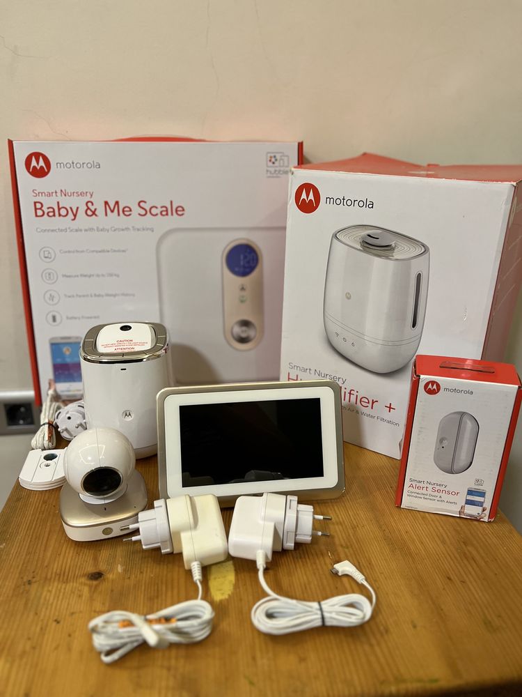 Комплект Motorola Smart Nursery 7 (бебефон, овлажнител, лампа, кантар)