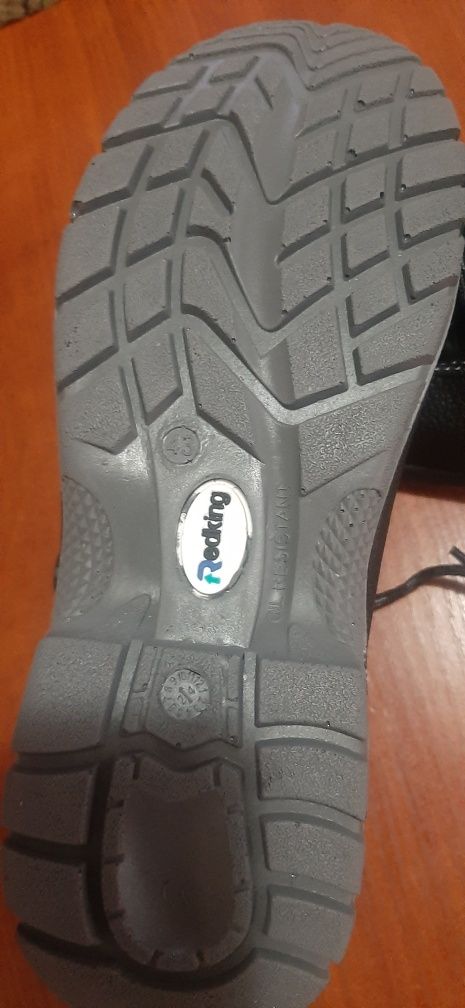 Продам спецобувь новую