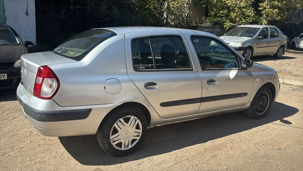 Vând piese Renault clio : motor 1.4 benzina , 93000 km, capota, ușă ..