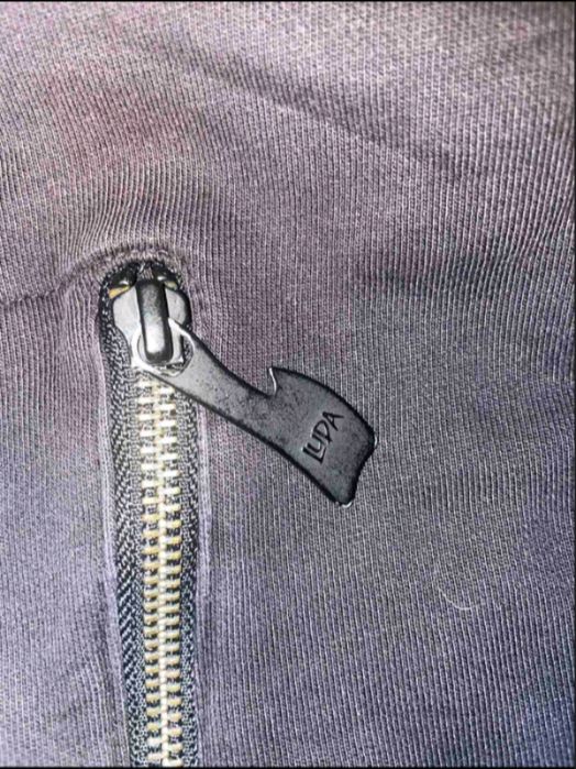 Суичър и тениска на луда