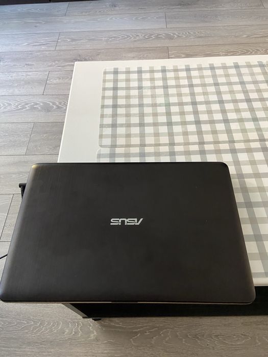 Vand laptop asus x541u pentru piese