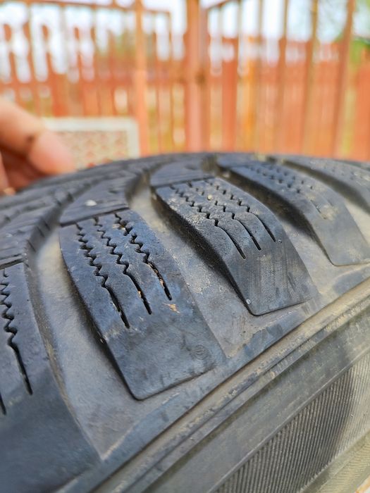 Cauciucuri cu jante de tabla.