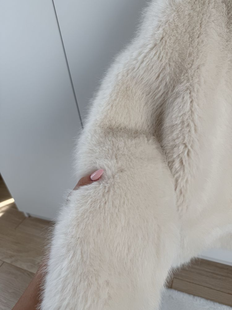 Палто на ZARA с бял косъм