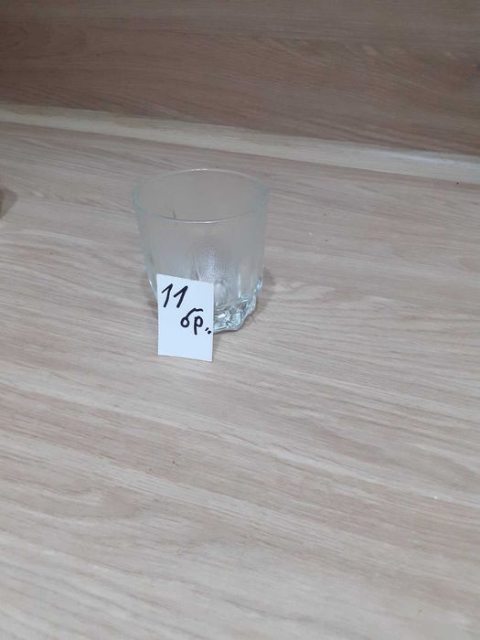 Различни стъклени чаши