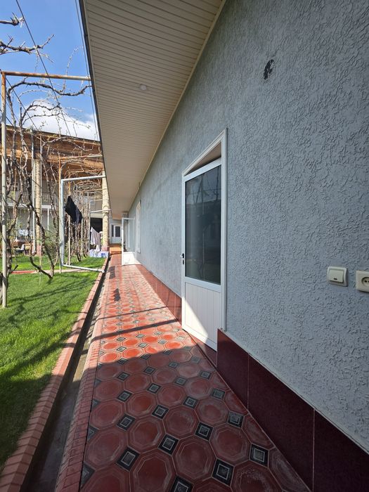 Кибрай Уймовут маҳалласида 8 хона 7 сотихли уй сотилади.