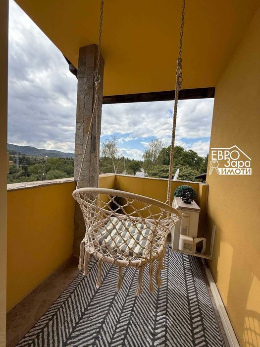 Масивна, обзаведена къща, с панорамна гледка в с.Змейово