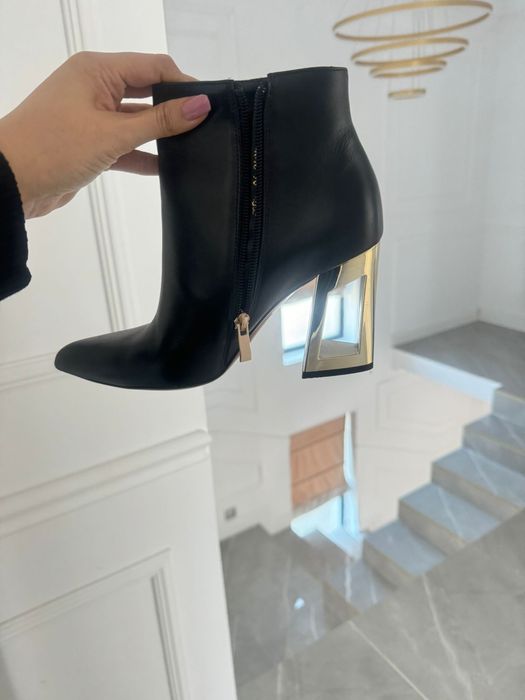 Vand botina ca noua purtata o singura data marimea 36