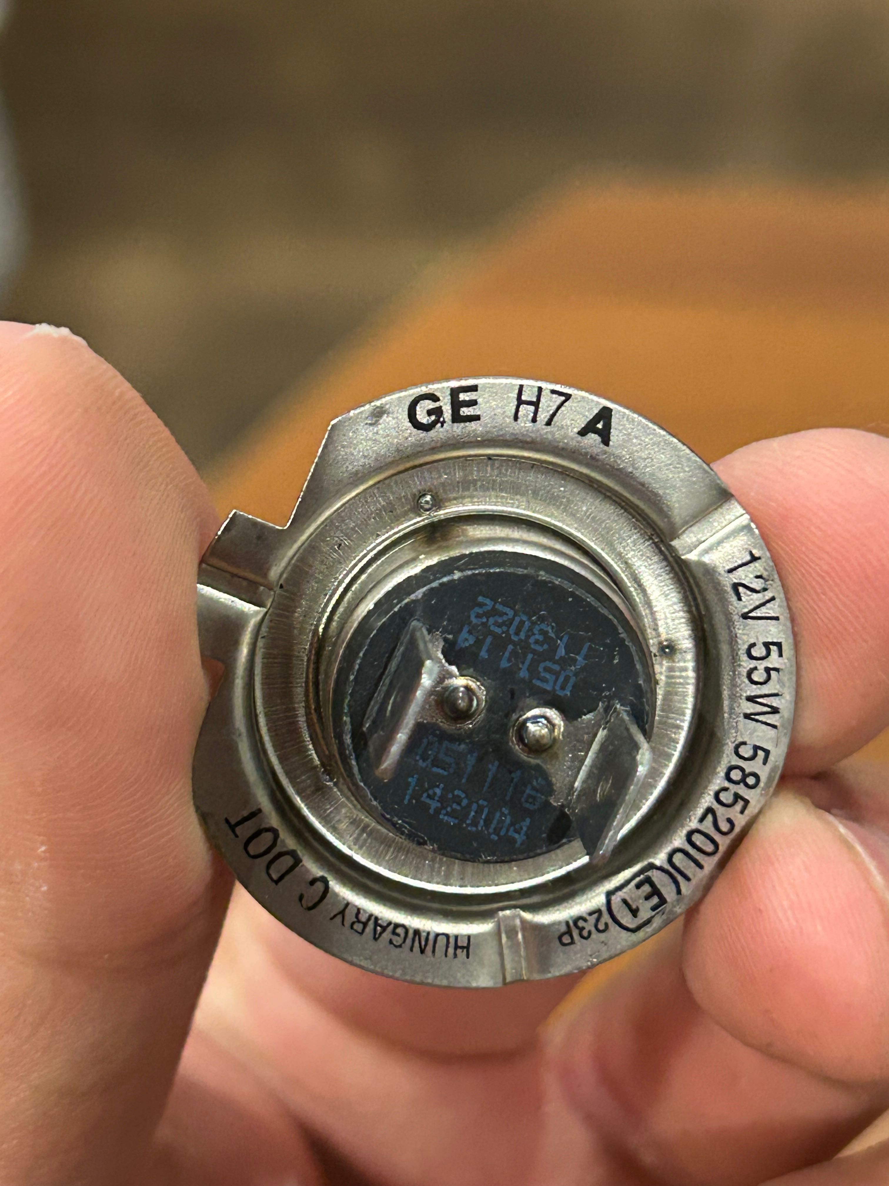 Продавам 2 броя H7 халогенни крушки GE (12V, 55W)