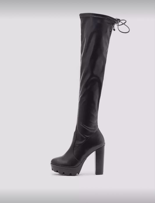 Черни дамски ботуши над коляното – елегантен модел с висок ток