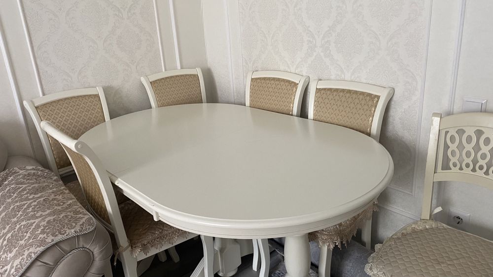 Малайзийский стол для гостиной