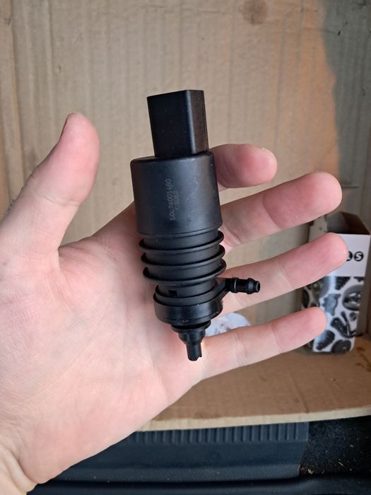 Помпа за чистачки vw passat B7