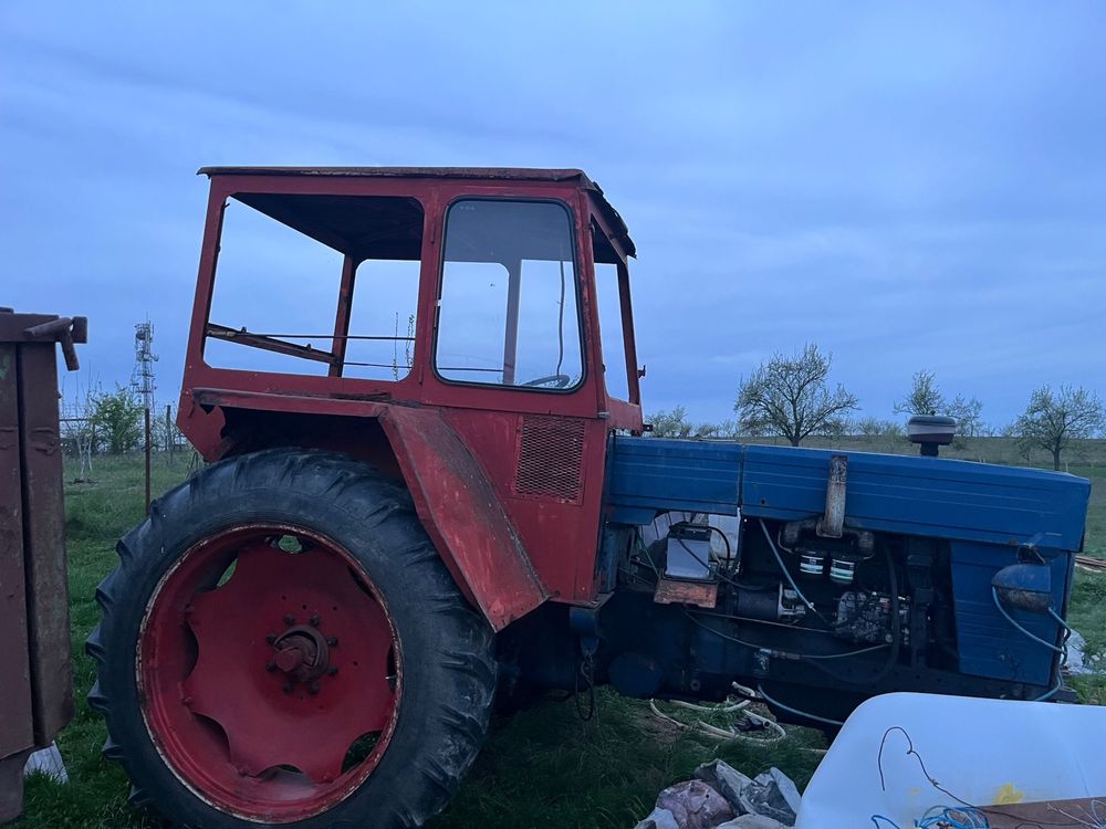 Tractor U651 cu remorca basculanta