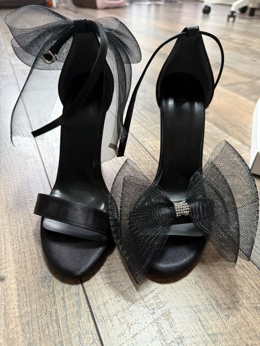 Стилни дамски обувки на ток с червена подменка