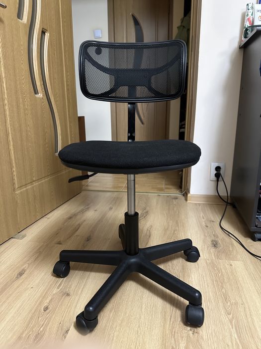 Scaun negru de birou