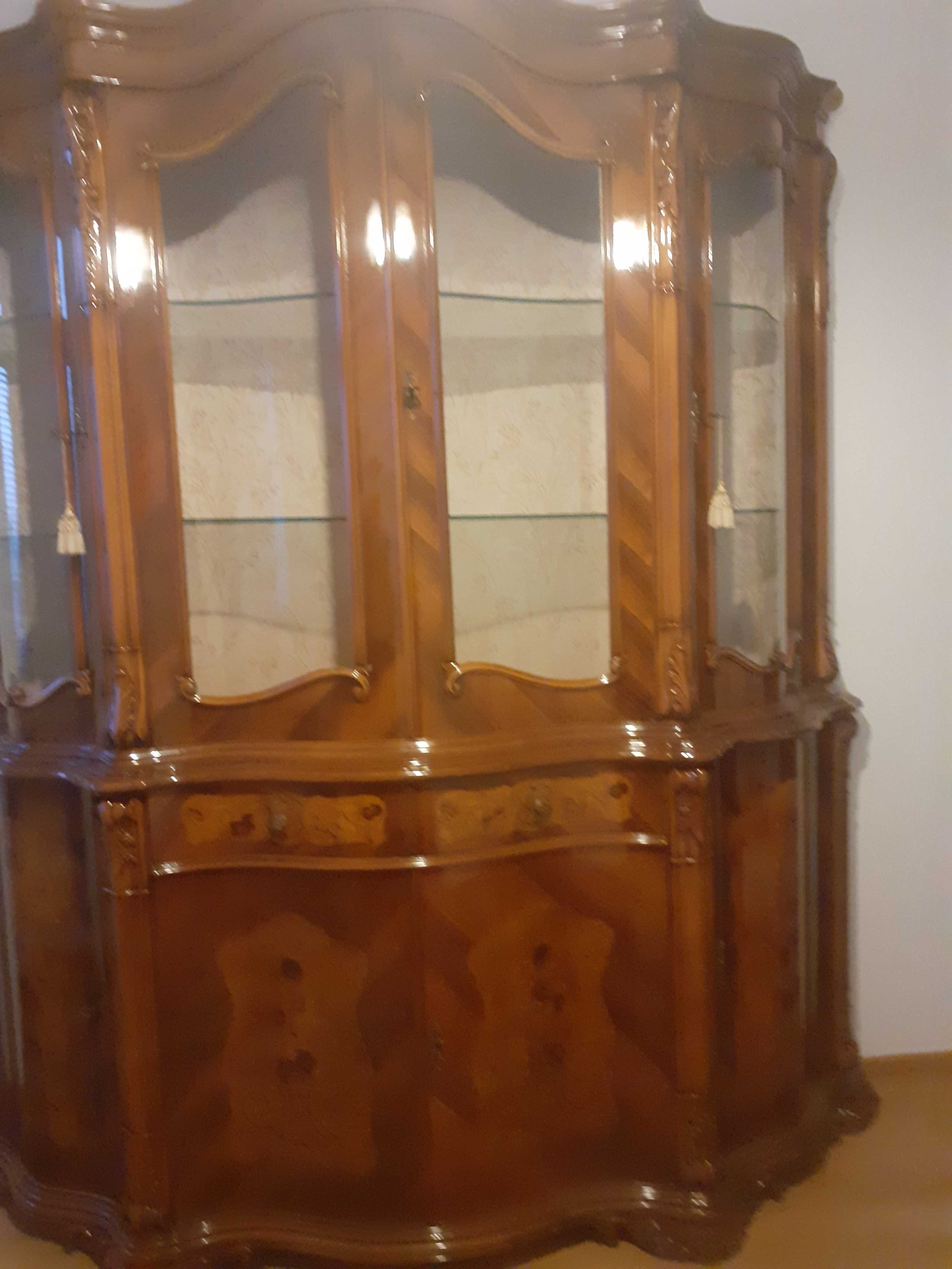 Продавам класическа витрина