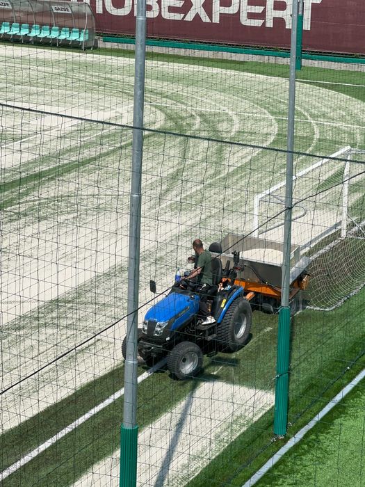 Servicii mentenanță teren fotbal cu gazon sintetic întreținere