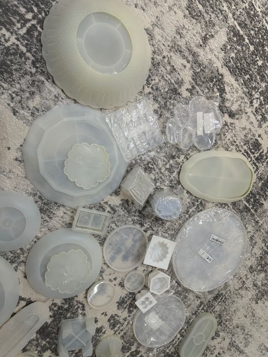 Силиконовые молды, эпоксидная смола и разные краски и блестки для них