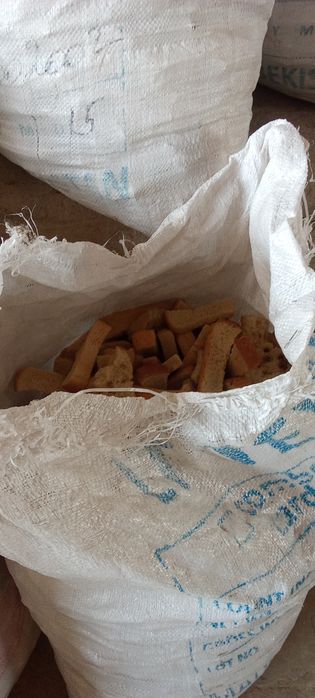 Беда поя, курутилган нон.