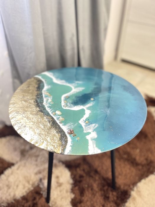 Masuta de cafea Golden Sands decorata cu rasina epoxidica.