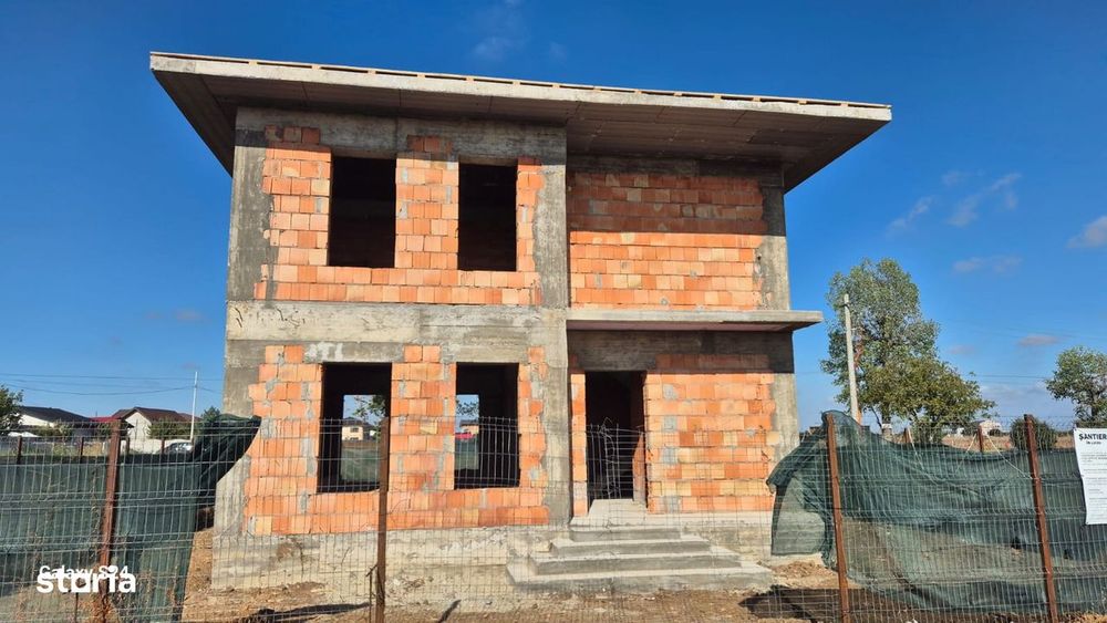 Casa la rosu cu placa beton peste etaj