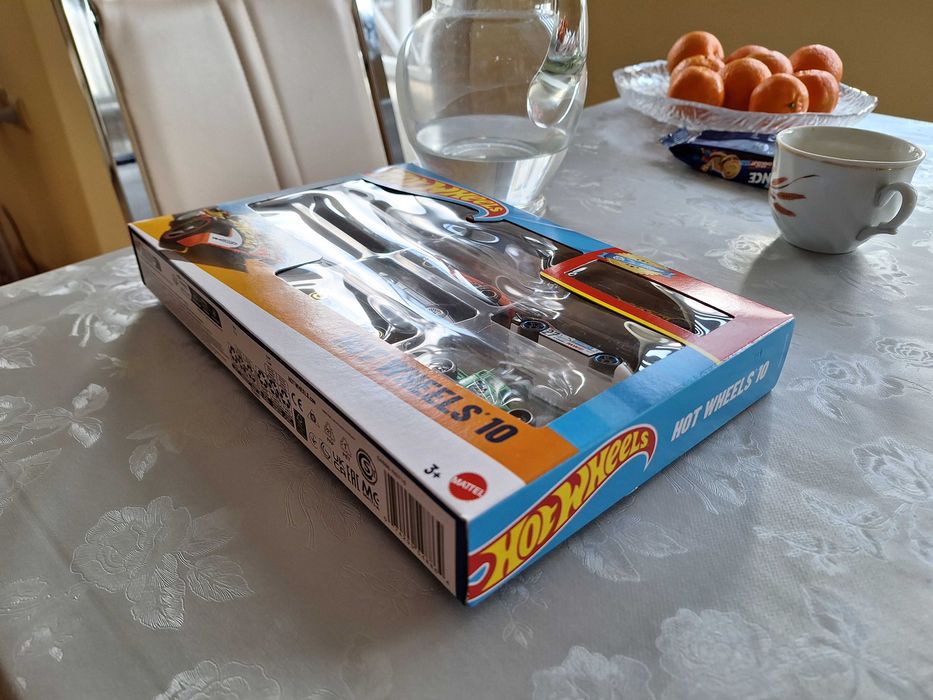 Комплект Hot wheels колички 10 броя, с количка FORD + FIAT 500