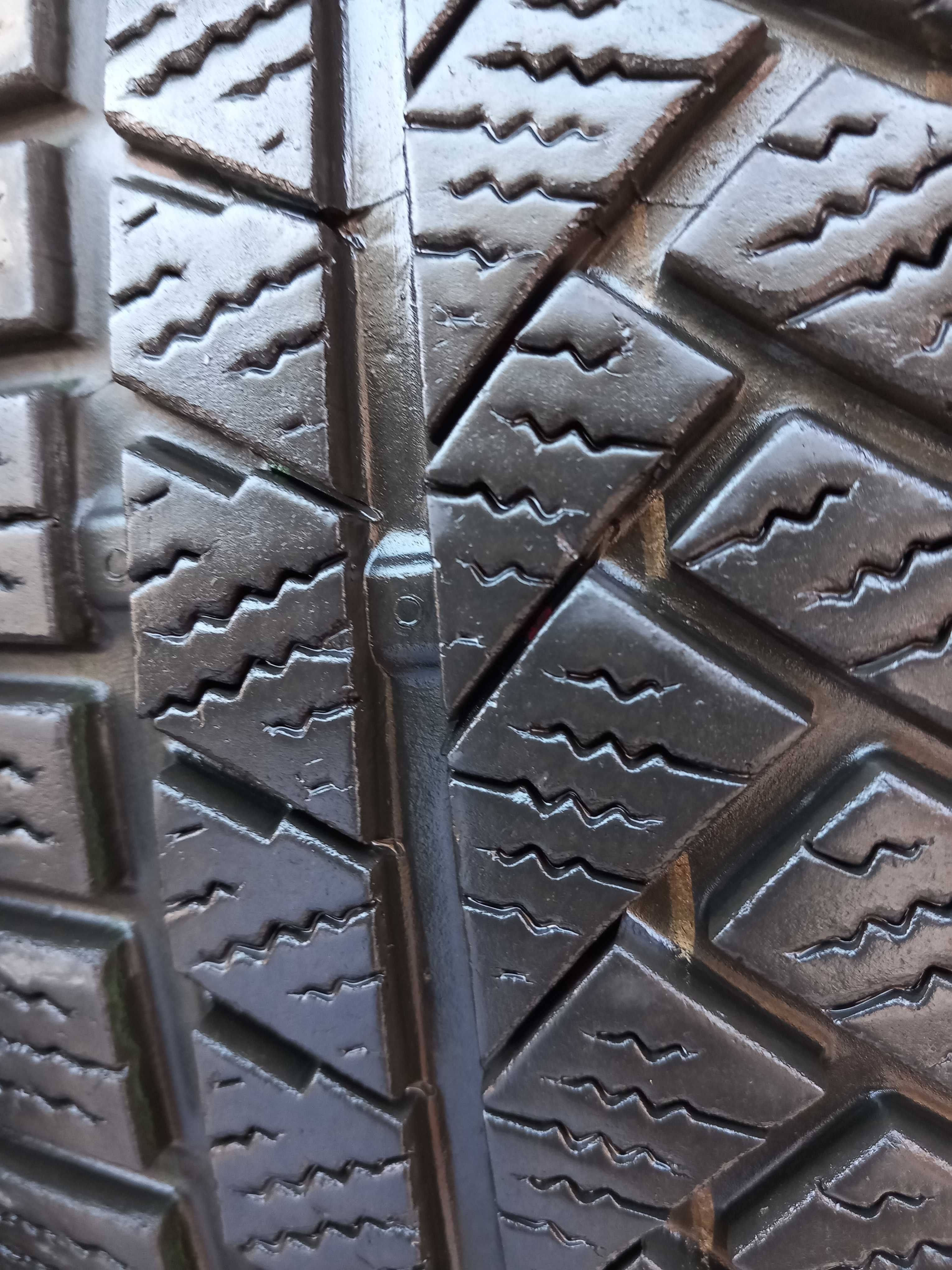 215/65 R 16 Goodyear,Continental