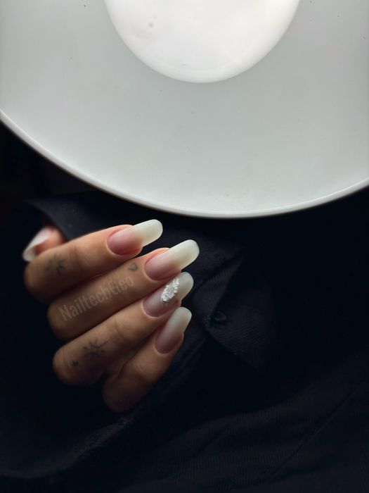 Realizez unghii cu gel