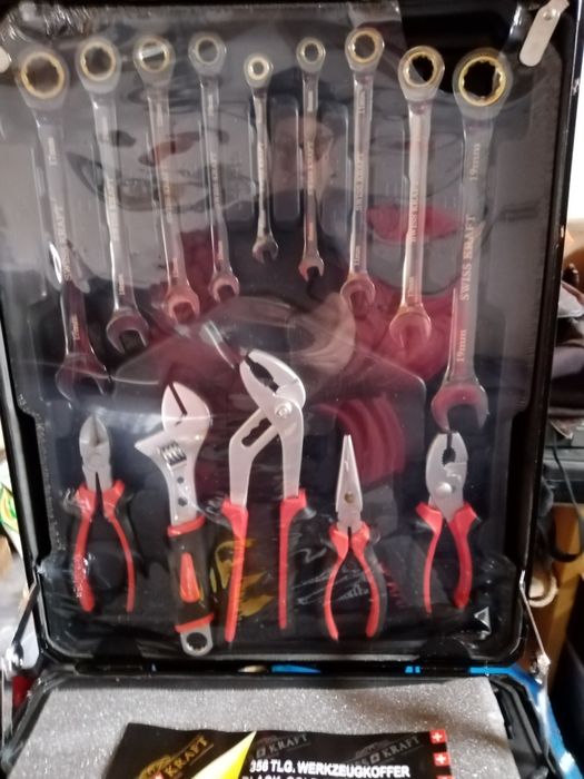 Vând trusa scule tip geamantan