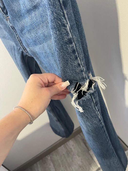 Blugi albastri cu taietura pe picior