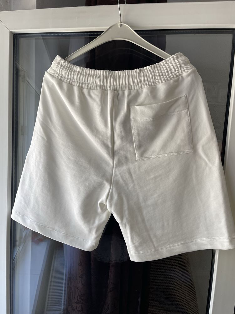 Pantaloni bermude