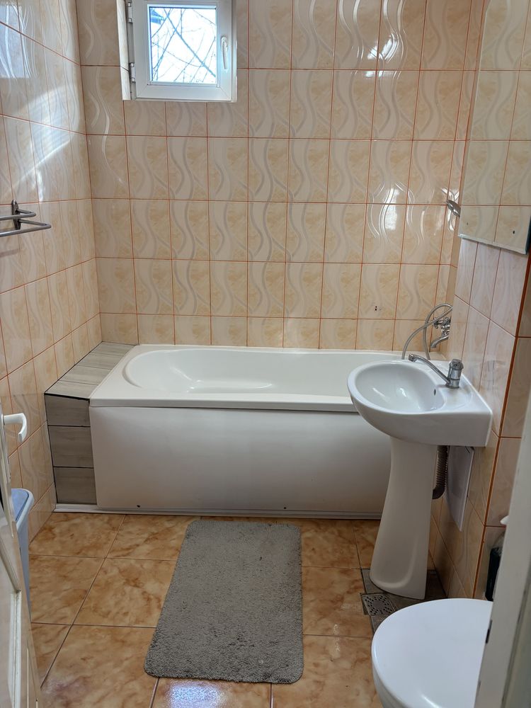 De inchiriat Inchiriez aparteament 3 camere etaj 1 bloc tip vila+garaj