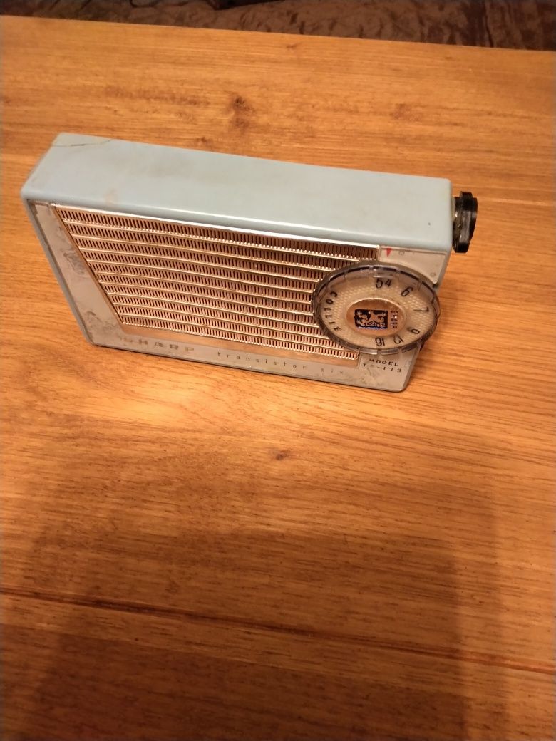 Продавам портативни ретро транзистори SHARP Model TR-173  SHARP BR-170
