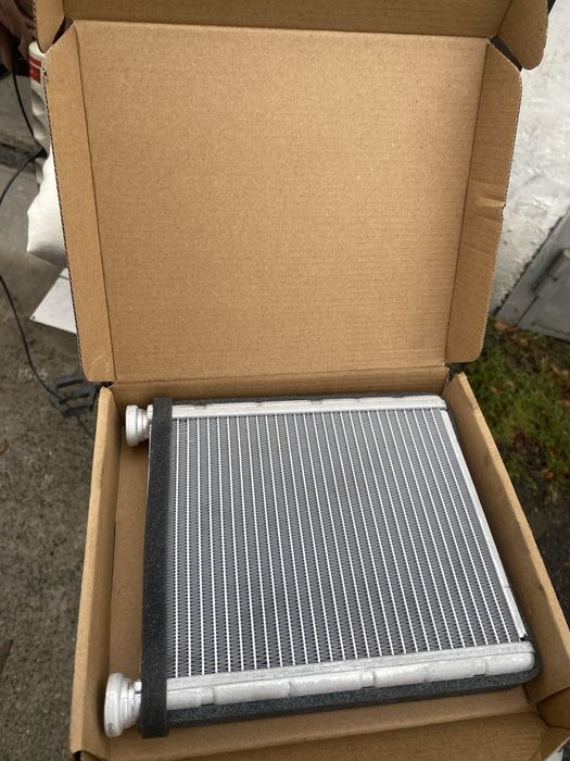 Продам Радиатор печки Тойота Авенсис