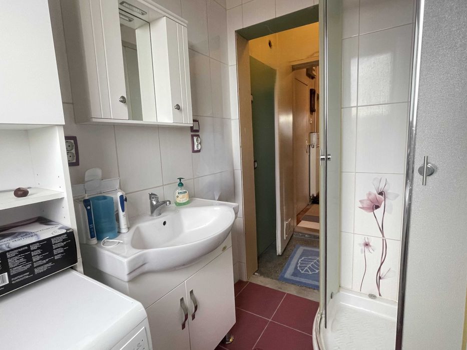 Продава се просторен апартамент - кв. Стефановци