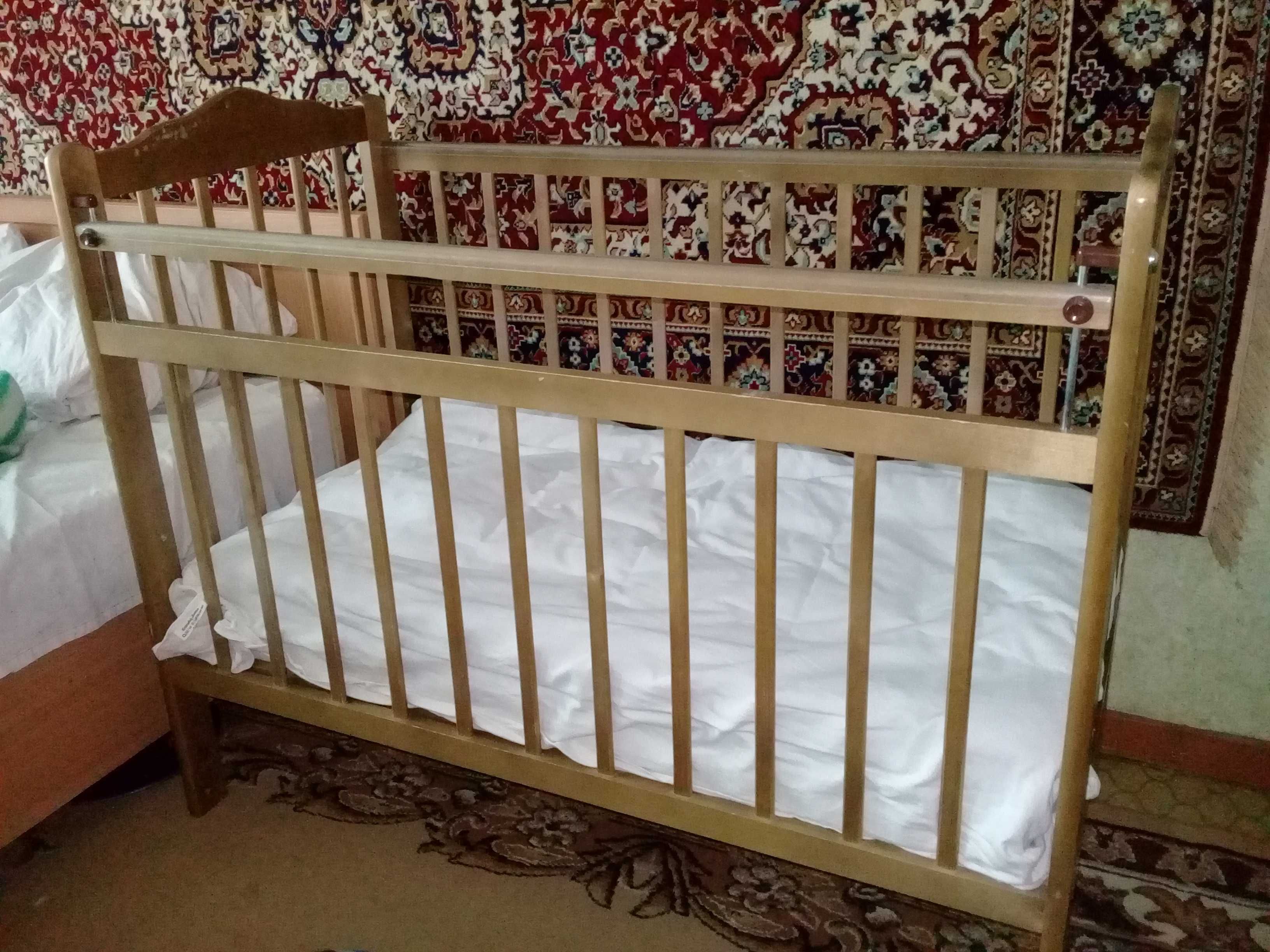 Продам кровать детскую пр-во Россия. С маятником. Размер 60 × 120мм