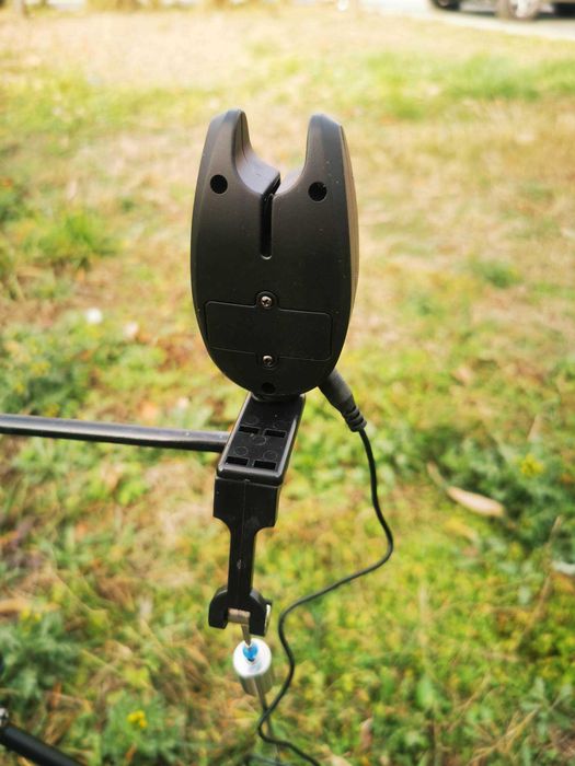 Стойка за дънен риболов, три сигнализатора и три светещи обтегача